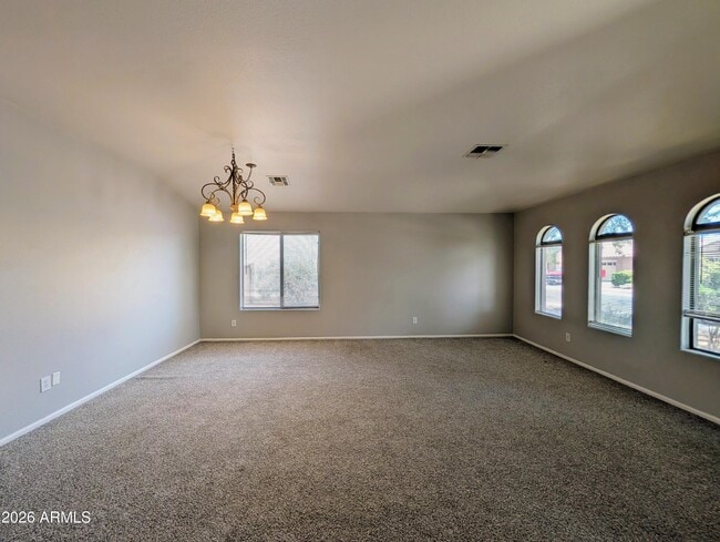 Building Photo - 738 E Saddle Way
