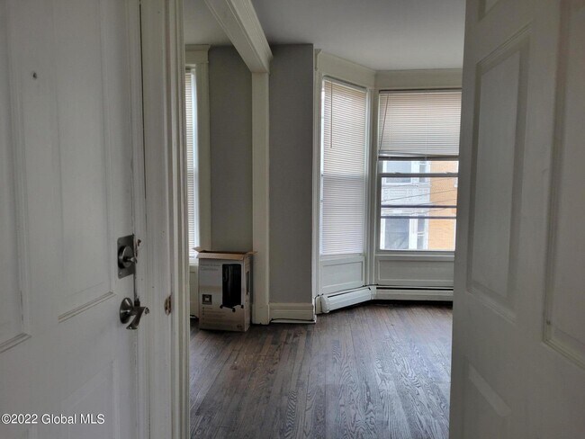 Building Photo - 72 Grand St