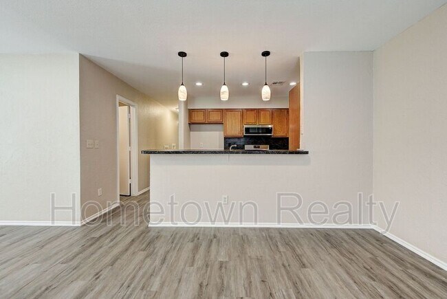 Building Photo - 1704 Tudor Dr