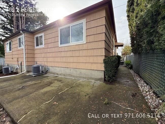 Building Photo - 3611 SE Gladstone St