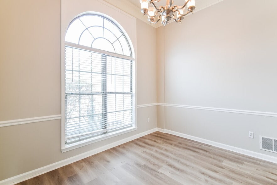 Building Photo - 1573 Golden Oaks Loop N