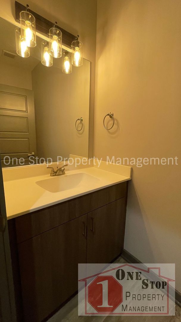 Building Photo - 3 Bedroom, 2.5 Bath Modern Townhome in Nor...