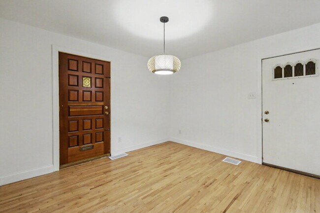 Building Photo - 2106 N Camac St