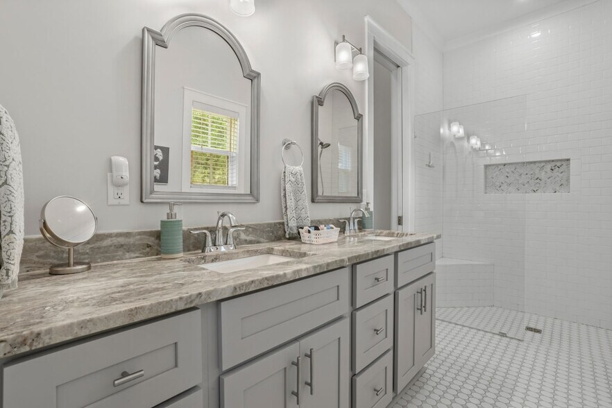 Building Photo - 164 Markham Dr