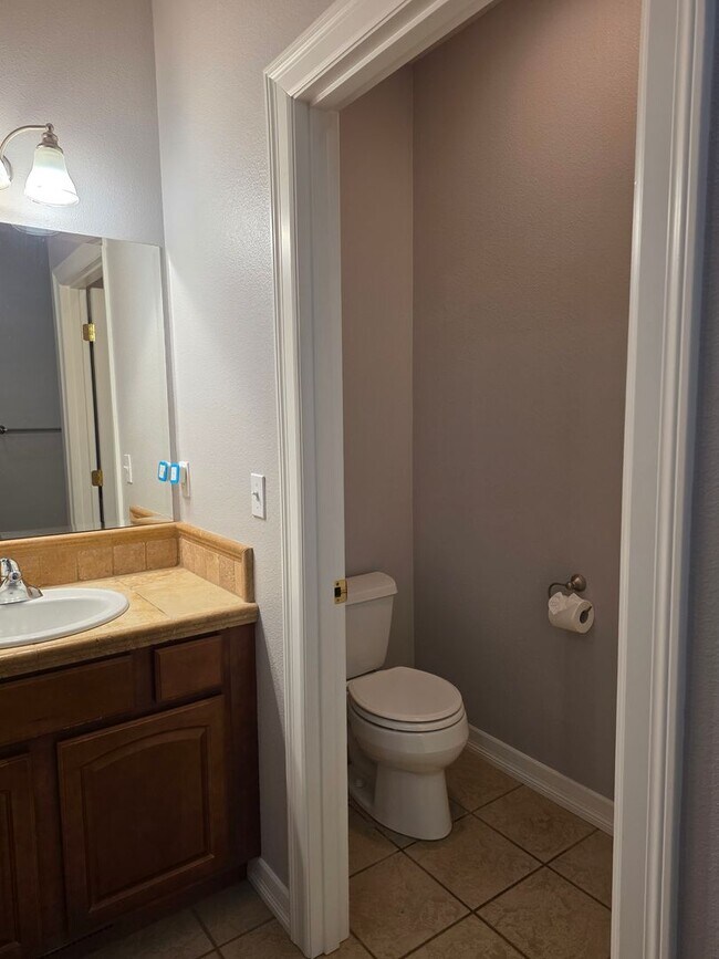 Building Photo - Amazing Bay View 3 bed/3 bath in Coos Bay