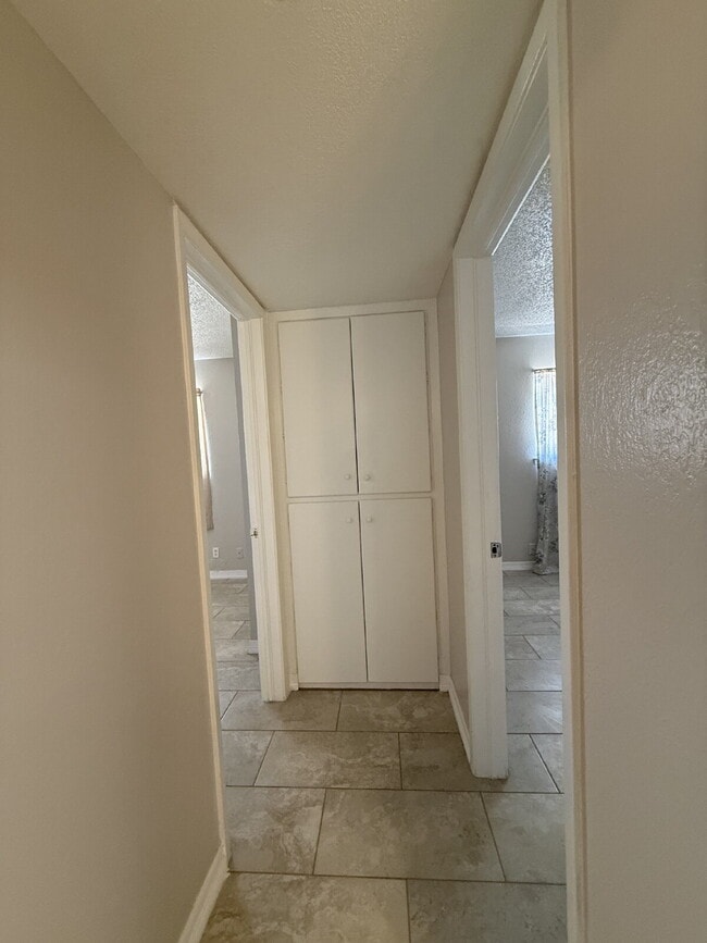 Building Photo - 955 Versailles Dr