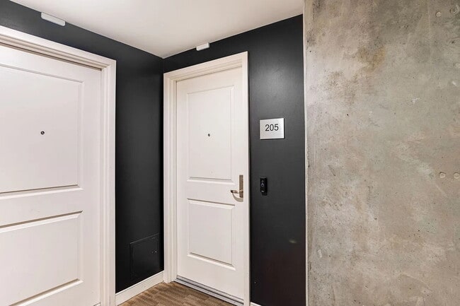 Building Photo - "Chic Urban Retreat: Spacious 1-Bedroom Oasis in the Heart of San Diego!"