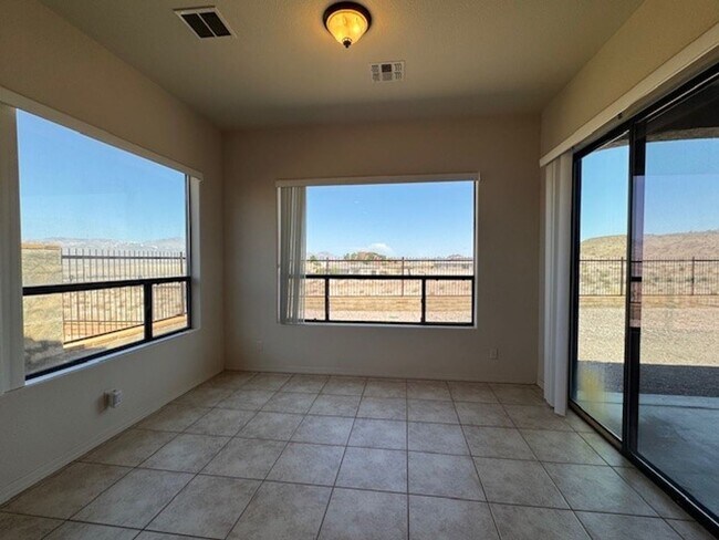 Building Photo - 3 Bedroom Exec Home Bullhead Parkway close...