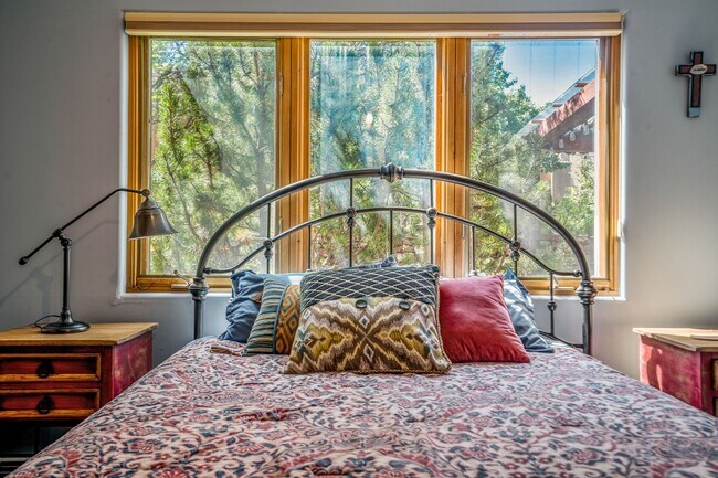 Building Photo - Northside Santa Fe Home