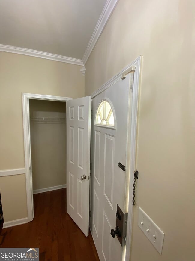 Building Photo - 212 Village Dr