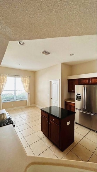 Building Photo - Heritage Point D Heritage Point Drive Unit 20002