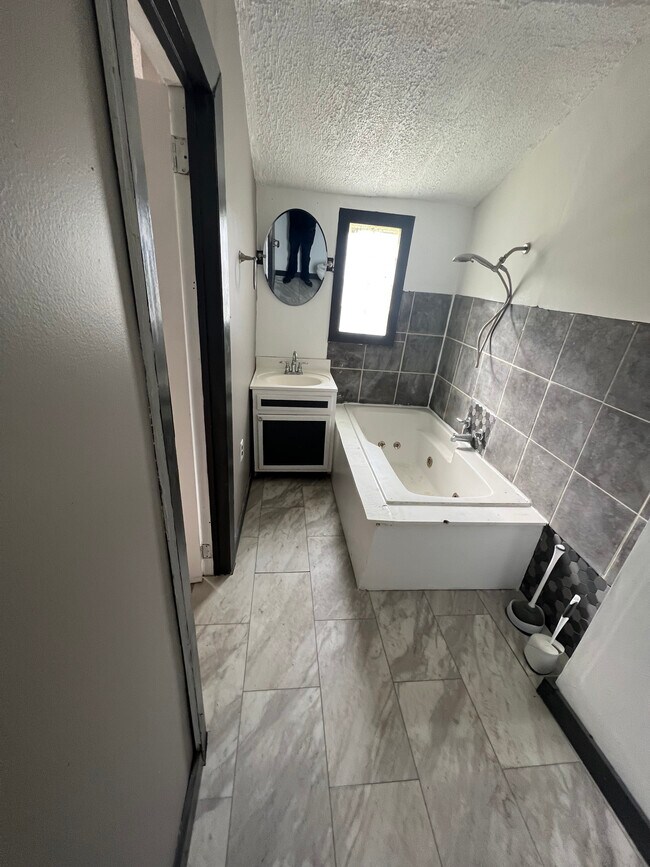 Building Photo - 1528 W 2nd St