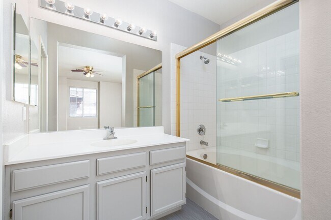 Building Photo - NW townhome with 2 car garage in gated community.