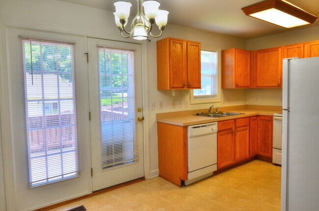 Building Photo - Three Bedroom House in Hillsborough - Available August 8th!