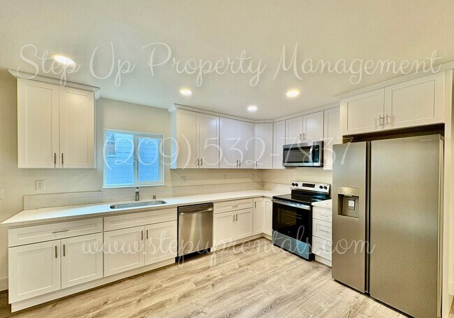 Building Photo - 18669 Pine St