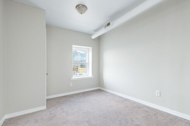 Building Photo - 1422 W Girard Ave