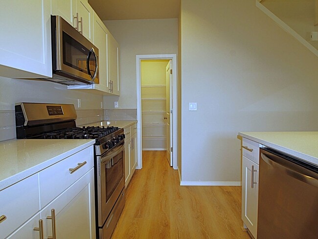 Building Photo - Modern 3x2.5 End Unit Townhome Retreat in NE Bend