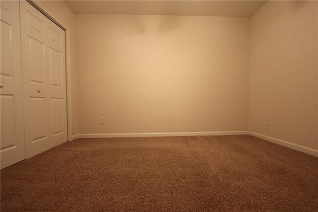 Building Photo - 818 Springlake Rd