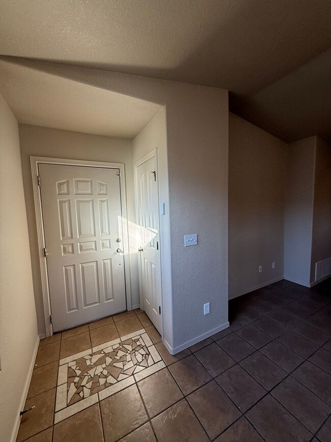 Building Photo - 4 Bedroom, 2 Bathroom House Available Now!