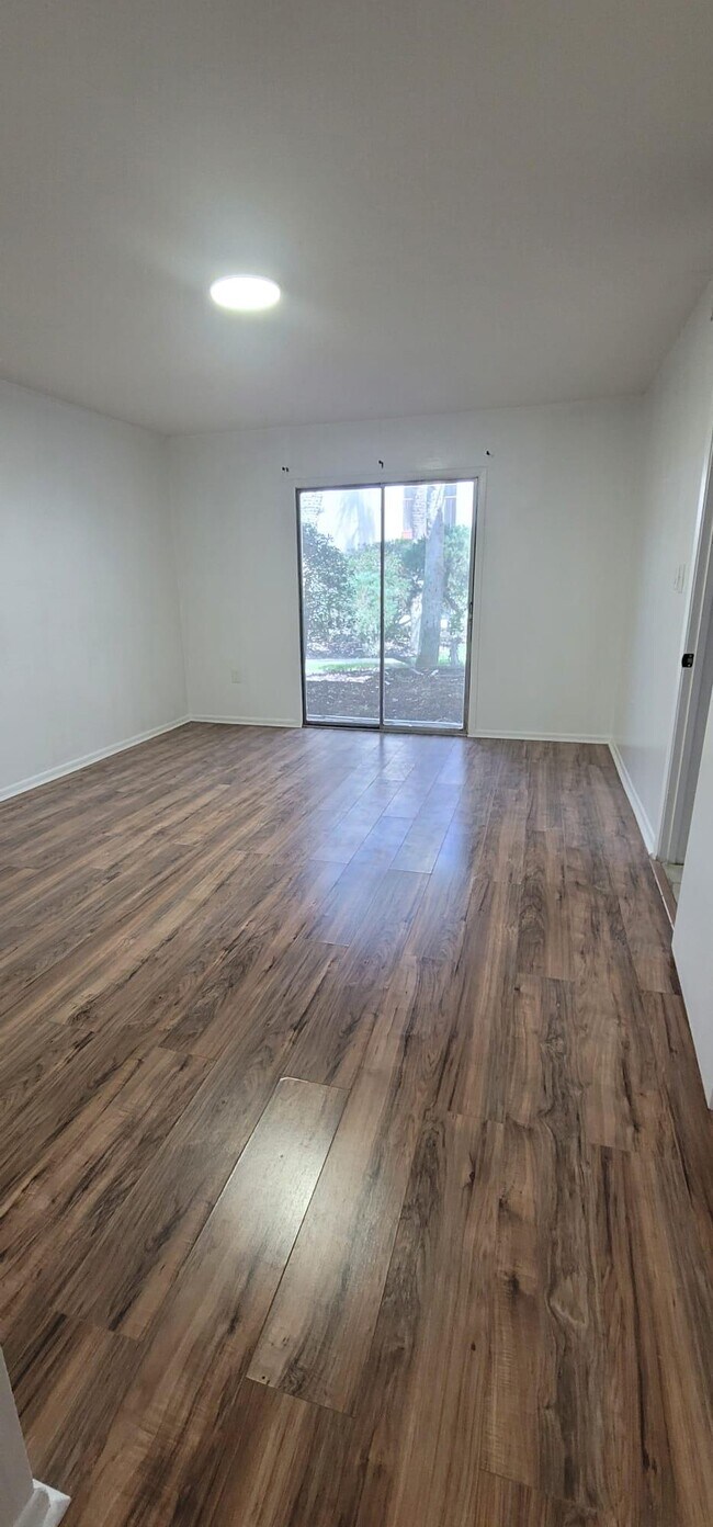 Building Photo - 548 Orange Dr