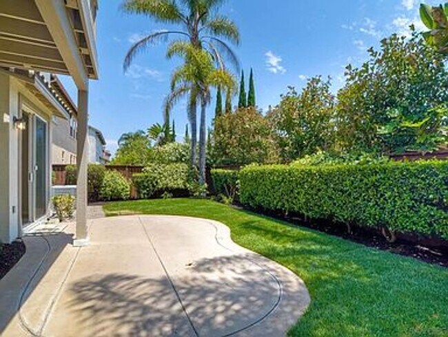 Building Photo - Stylish Torrey Santa Fe Living – 4 Bed, 2....