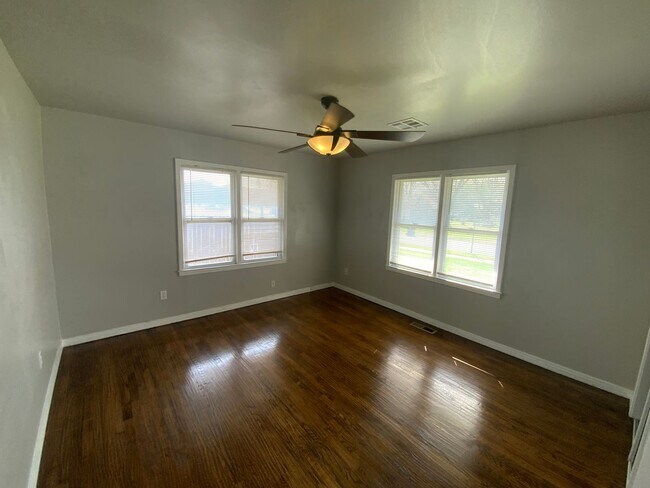 Building Photo - 3 bedroom 2 bath with bonus rooms - Bethany Schools!