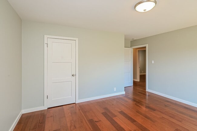 Building Photo - Charming 3BR Home with Spacious Yard in Se...