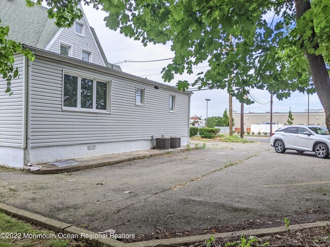 Building Photo - 120 Plainfield Ave