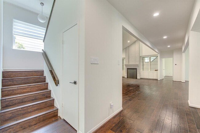 Building Photo - 2106 Shadybriar Dr