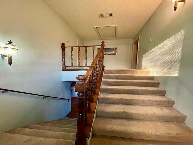 Building Photo - Spacious 3BR/2.5BA Retreat in Briarwood Es...