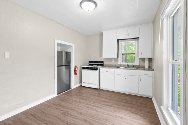 Interior Photo - 2321 Iowa St - Cedar Falls