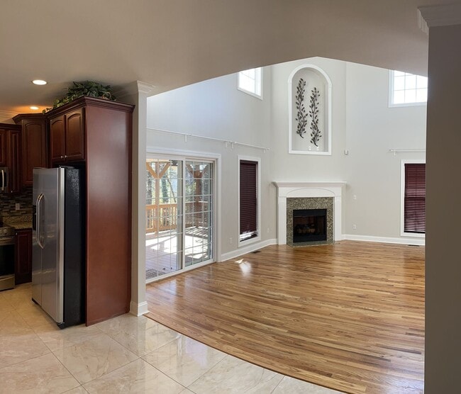 Building Photo - Spacious home with tons of upgrades! 4 Bedrooms/3.5 bathrooms