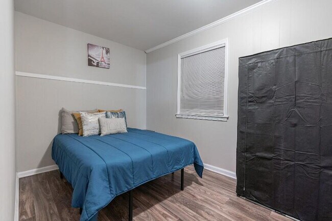 Building Photo - THE KNOLLVIEW | Spacious updated home just a 5-minute walk to bus 186, offering convenient and co...