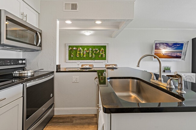 Building Photo - 2502 N Rocky Point Dr