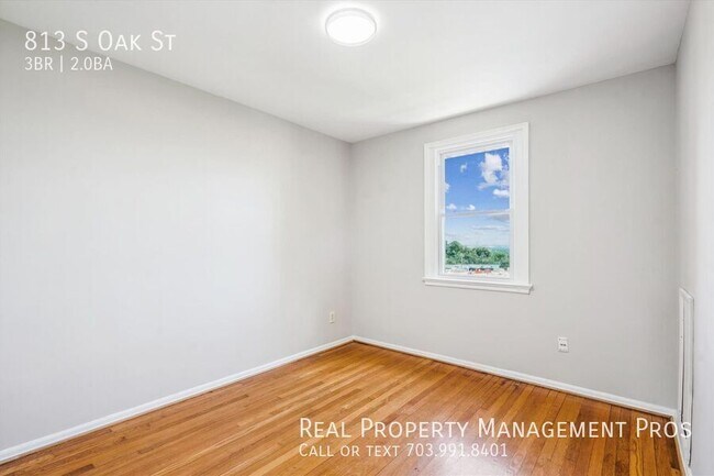Building Photo - 813 S Oak St