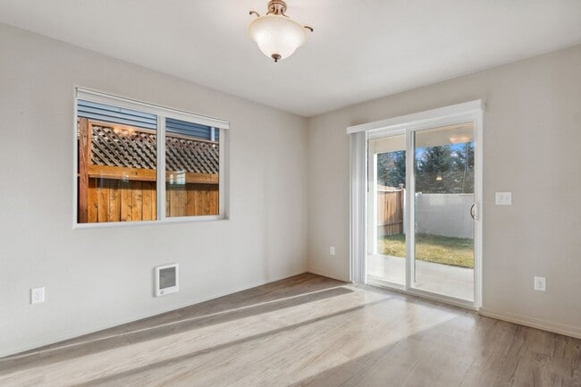 Building Photo - Adorable 3 bedroom. 2.5 bathTownhome in Columbia Falls