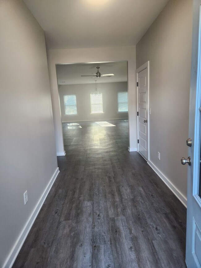 Building Photo - Nice 3 Bed 2 Bath House! Available Now!