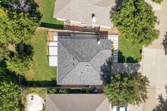 Building Photo - Charming Modern Home with Chef’s Kitchen & Spacious Outdoor Living