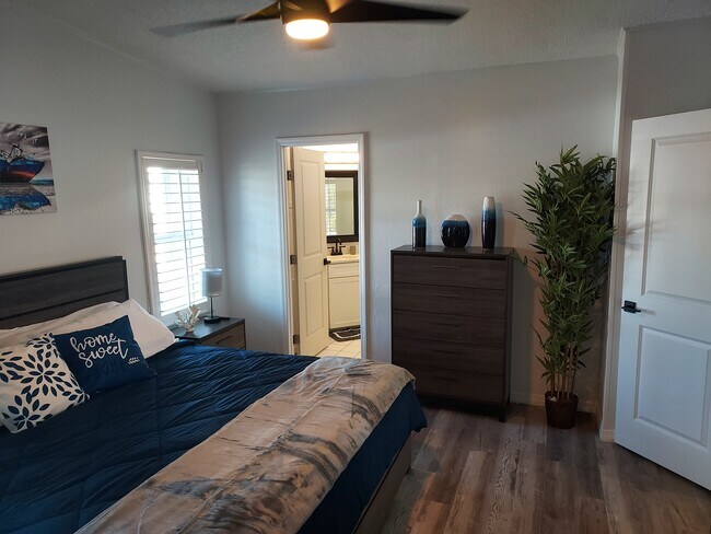 Building Photo - 17500 Primrose Ct