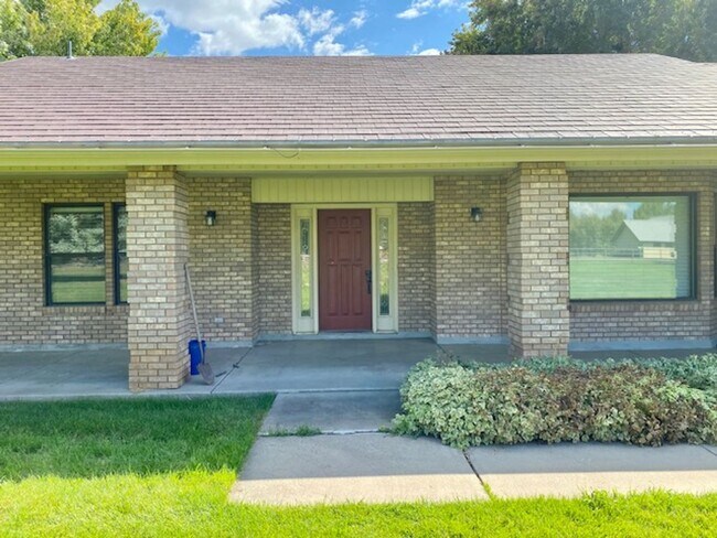 Building Photo - Beautiful home single level entry with out buildings and amazing landscaping - shorter term lease...