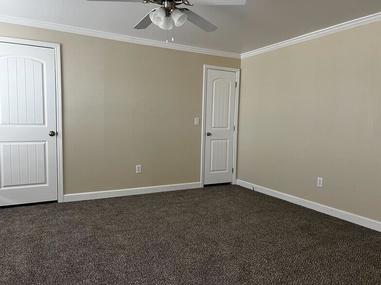 Building Photo - 709 N Collins Fwy