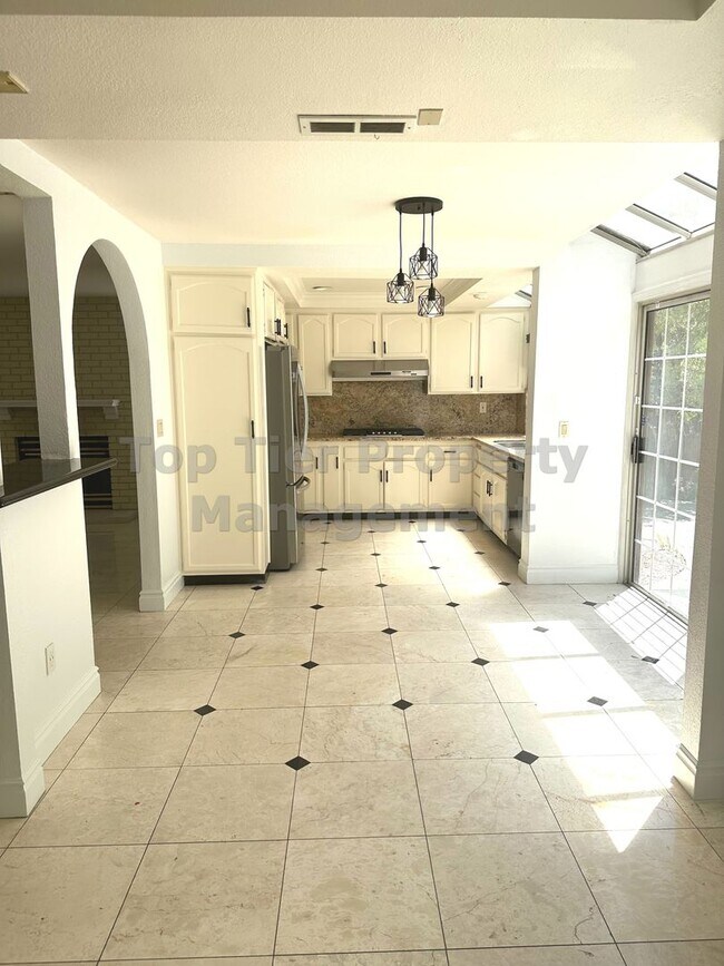 Building Photo - Beautiful 3 Bed / 2.5 Bath / 2,211 Sqft Sa...