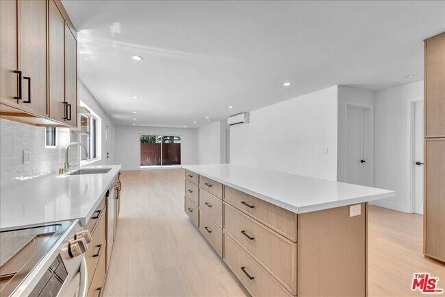 Building Photo - 6913 Encino Ave