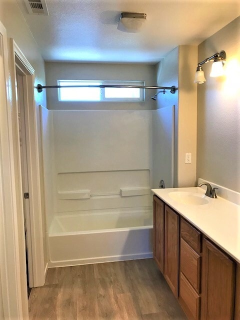 Building Photo - UPDATED 3 BED, 2.5 BATH, 1127 SQ FT