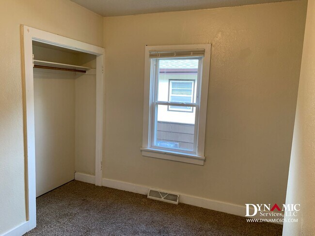 Building Photo - 4+ Bedroom, 2 Bath House By Augustana and USF