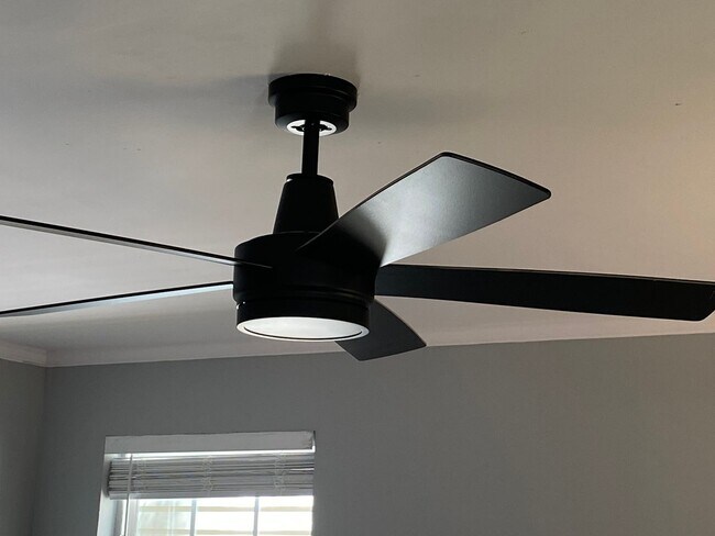 Building Photo - Luxury 2 Bedroom Home Half Off First Months Rent