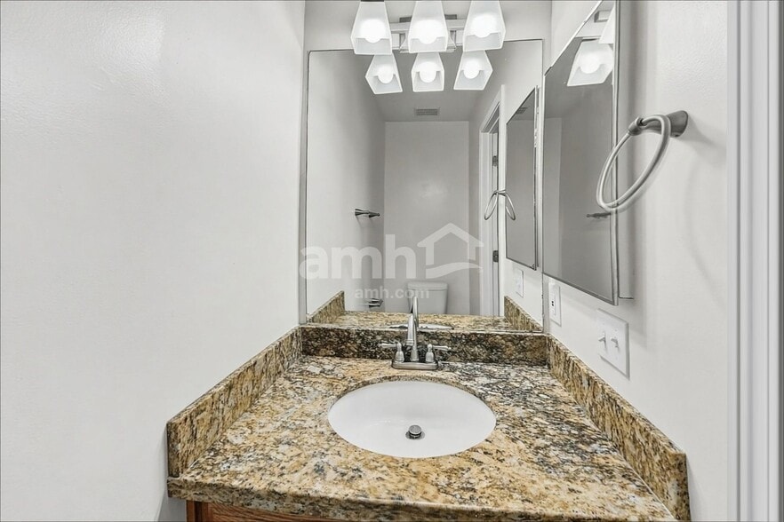 Building Photo - 860 Country Club Dr