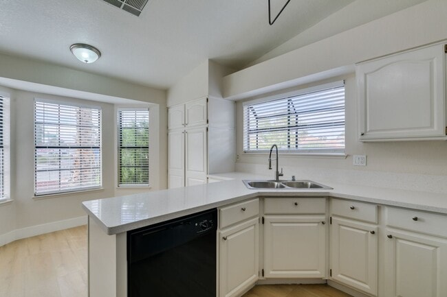 Building Photo - Charming Green Valley Single-Story Home wi...