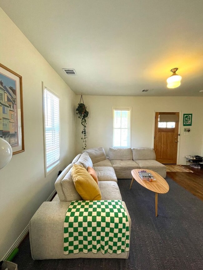 Building Photo - Cozy 3 Bed, 2 Bath Farmhouse Cottage