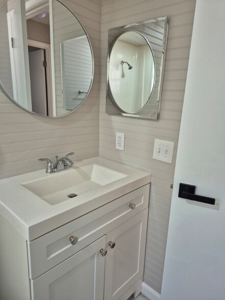 Building Photo - 2131 W Greenway Pl